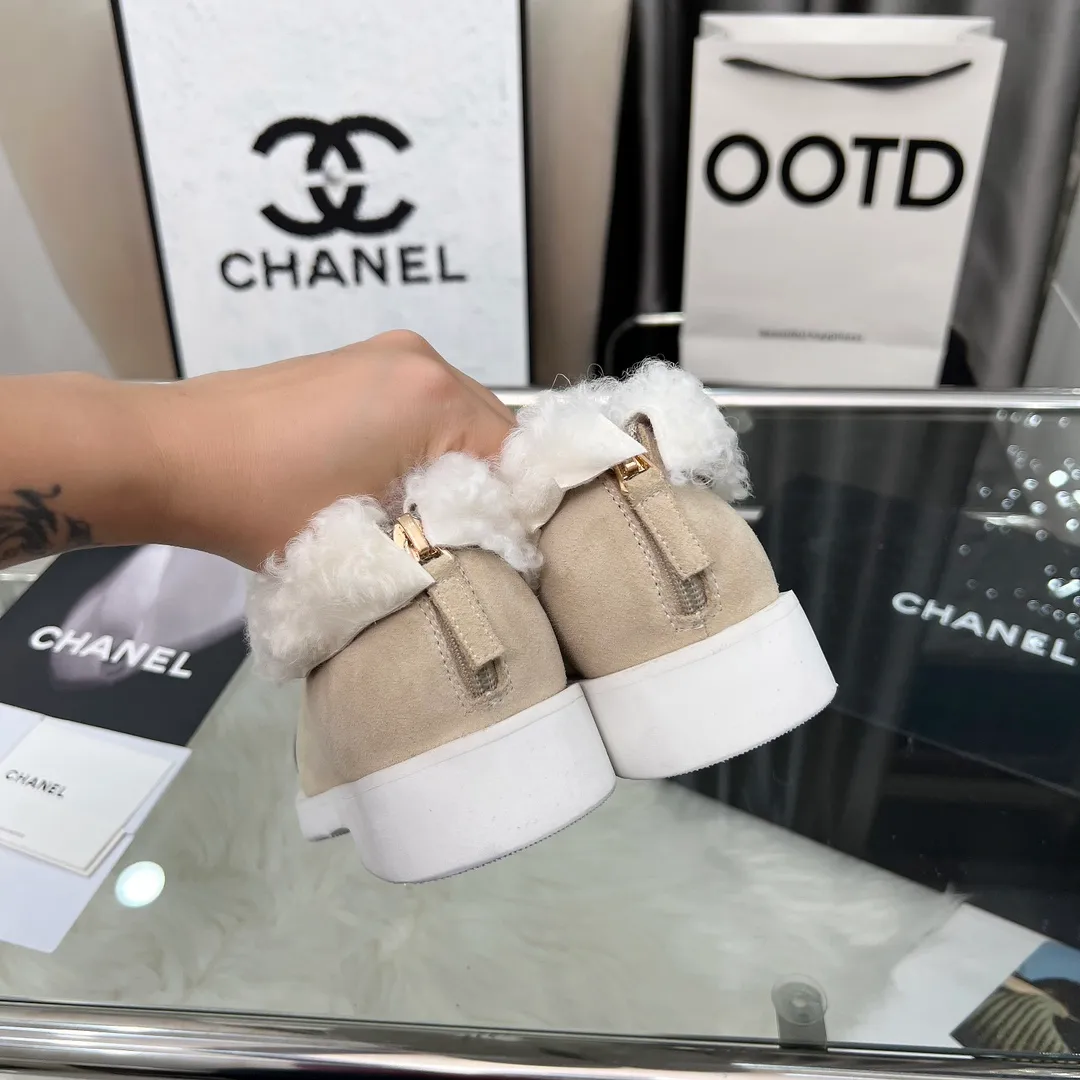 👟👟Ex-factory price 540👟👟 High version of Chanel CHANEL, 🌞🌞🌞Xiaoxiang’s latest 2025 autumn and winter short boots, a must-have item for this autumn and winter season! ! Ms. Chanel loves simple yet irresistible combinations to show her unique style. Mix and match freely to shine⚡Follow Grandma’s fashion steps! ! ! The top-notch craftsmanship and texture are perfectly presented. No matter any details, you can compare them with the counters. The best quality products can be entered and exited from the counters at will! ! ❶Material: imported cowhide/cow suede/wool ❷Lining: sheepskin lining ❸Feet: sheepskin ❹Outsole: original molded sole ❺Heel height: 3cm ❻Number of yards: 35-40 (40 and 41 are customized and non-refundable)